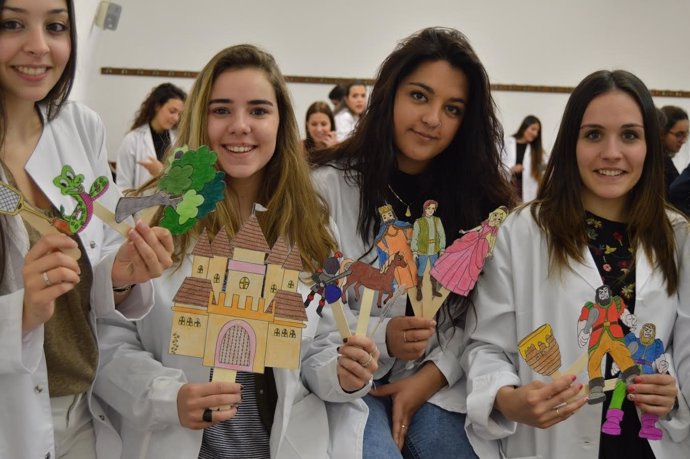 Las alumnas de la UPSA con los cuentos y juegos