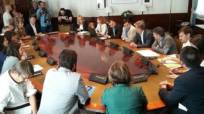 Alcaldes i regidors del canvi s'uneixen contra l'atac a l'autonomia local