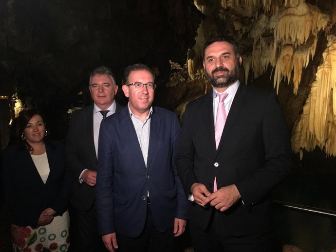 El consejero de Turismo, Francisco Javier Fernández, visita Aracena. 