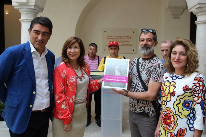 Eduardo Brenes amb representants del Museu