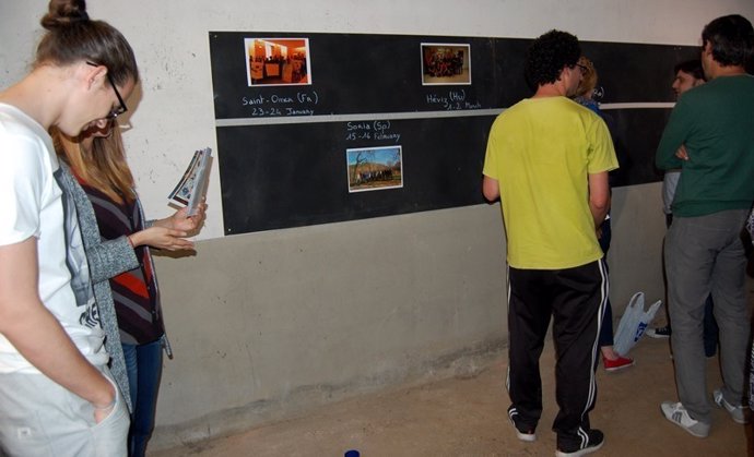  Los Jóvenes Reunidos En El Local Del Casco Viejo