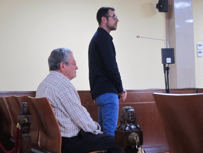 Los dos acusados durante el juicio                         