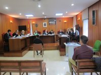 Los policías que golpearon a un detenido al cachearle pretendían "repeler" su agresión