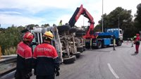 Una hormigonera vuelca en una rotonda de La Nucia y pierde el gasolil al reventar el depósito