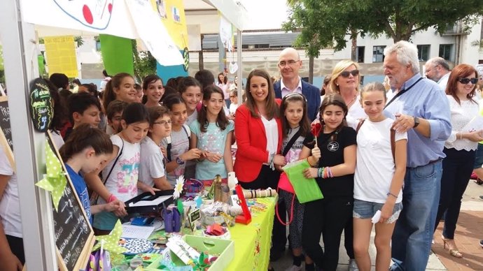 Carmona y Ruiz (centro) visitan la Feria de Emprendimiento