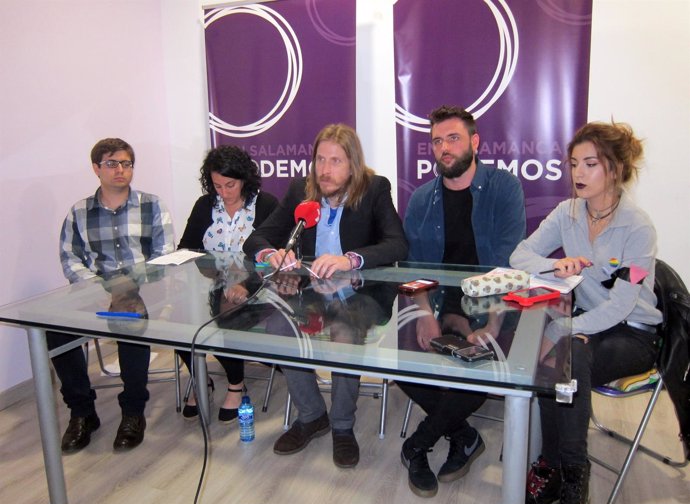 Pablo Fernández junto a compañeros de su candidatura a las primarias de Podemos