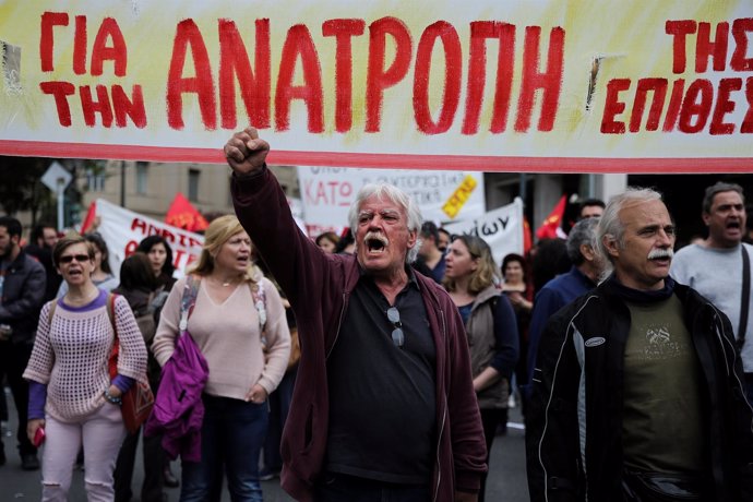 Manifestantes griegos en Atenas contra los recortes de la UE