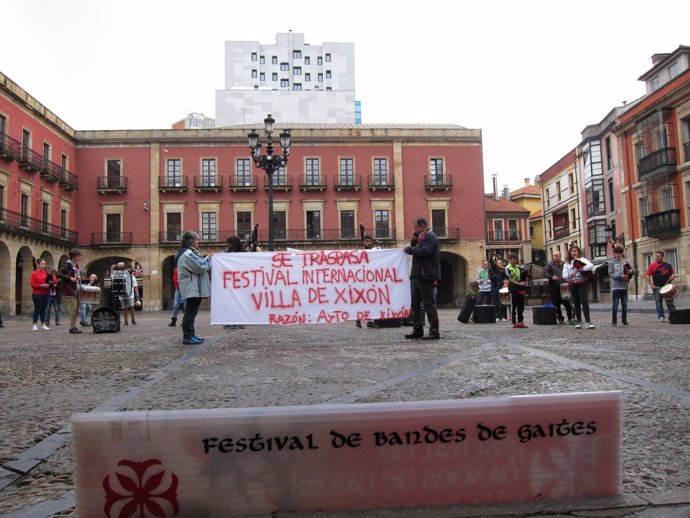 Protesta De La Banda De Gaitas Villa De Xixón, Al Inicio Del Pleno