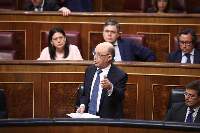 Cristóbal Montoro en la sesión de control al Gobierno en el Congreso
