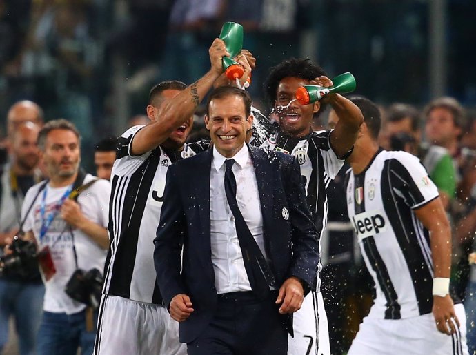 La Juve celebra la Coppa con Massimiliano Allegri al frente