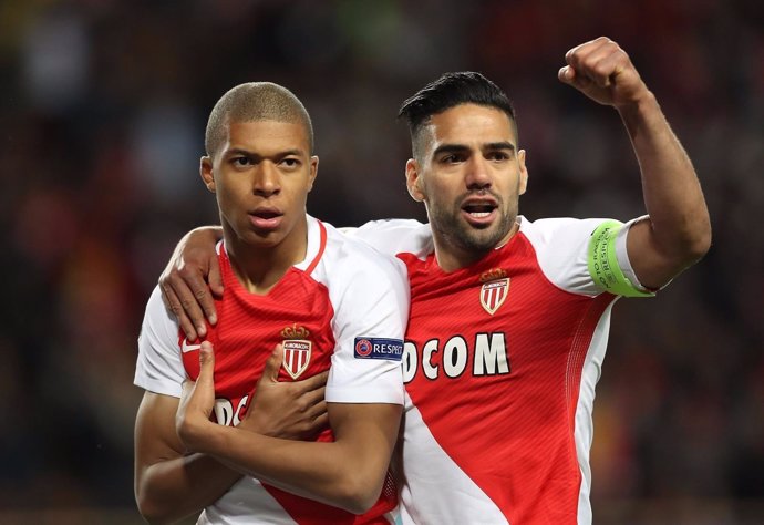 Mbappé y Falcao celebran un gol del Mónaco