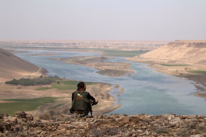 Miliciano de las FDS en el Éufrates al norte de Raqqa