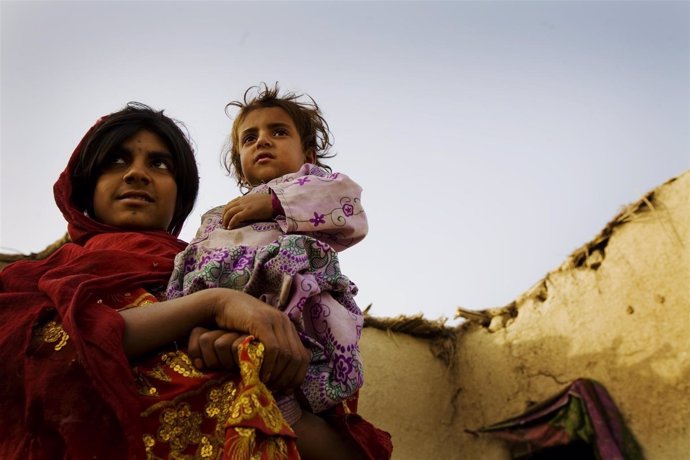 Una joven madre con su hija en Afganistán