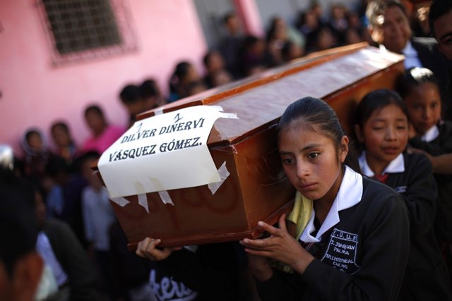 Niños guatemaltecos llevando ataúd 
