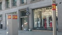 Los Mossos identifican a 7 jóvenes por colocar banderas de España en Barcelona