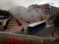 Arde el motor de un bus de la L24 de la EMT a su paso por Entrevías, lo que obligó a desalojarlo sin causar heridos