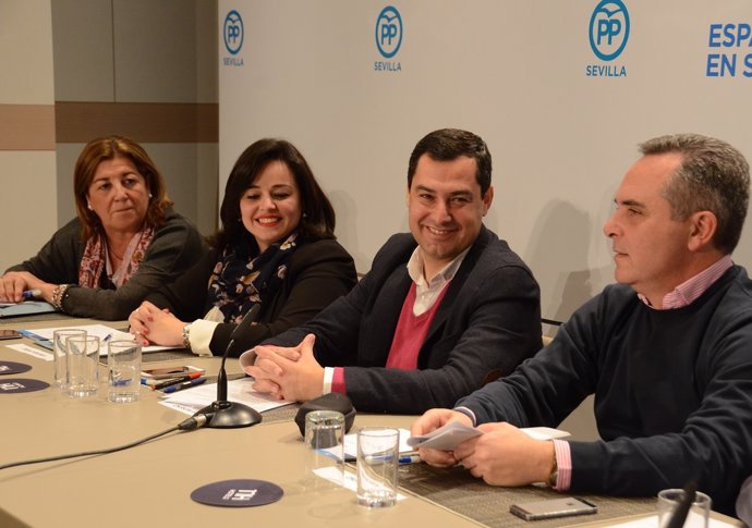 Juanma Moreno, junto a Juan Bueno y Virginia Pérez