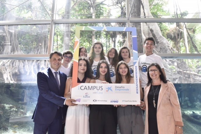 Foto equips de joves que participaran en el Repte Emprèn Caixa