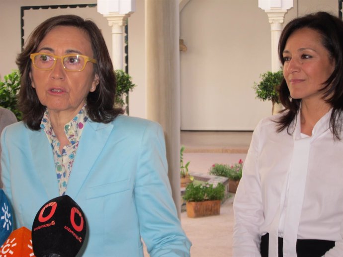 Aguilar interviene observada por la delegada del Gobierno andaluz, Rafi Crespín