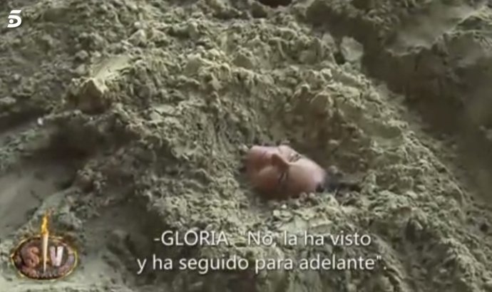 Leticia Sbater es "enterrada viva" por sus compñaeros en la arena