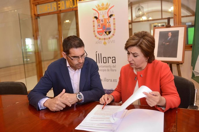 Reunión entre la delegada de la Junta, Sandra García, y el alcalde de Íllora