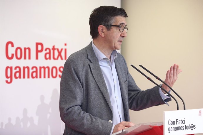 El candidato a la Secretaría General del PSOE Patxi López en una rueda de prensa