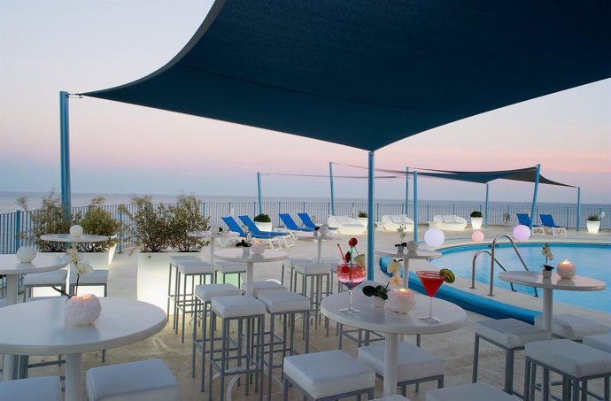 Hotel el puerto de Fuengirola turismo establecimiento piscina relax ocio turista