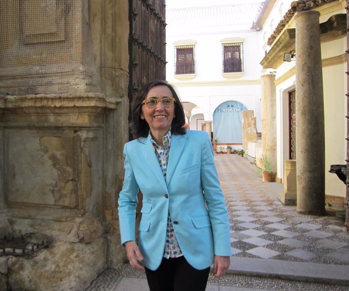 Rosa Aguilar ante el Palacio de Jerónimo Páez, sede del Arqueológico de Córdoba