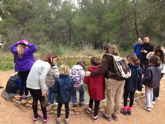 Participantes en la ruta guiada ‘Entre canteras’, en el parque regional El Valle