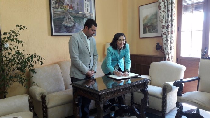 Aguilar firma en el Libro de Honor del Ayuntamiento observada por el alcalde