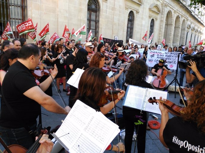 Concierto-protesta en Sevilla reclamando el aplazamiento de oposiciones