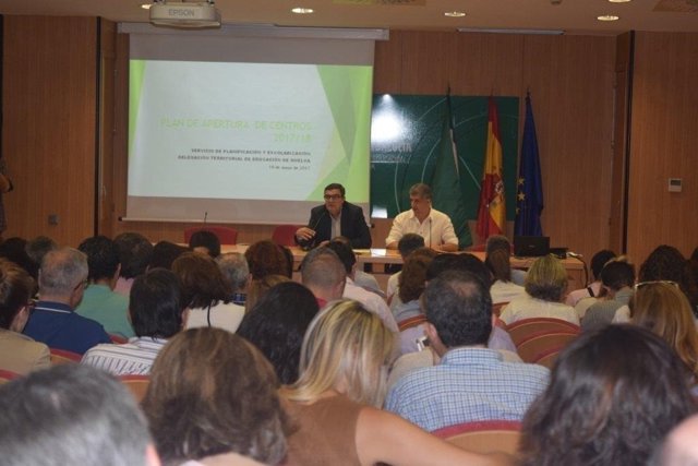 Zarza informa a los directores de centros educativos. 