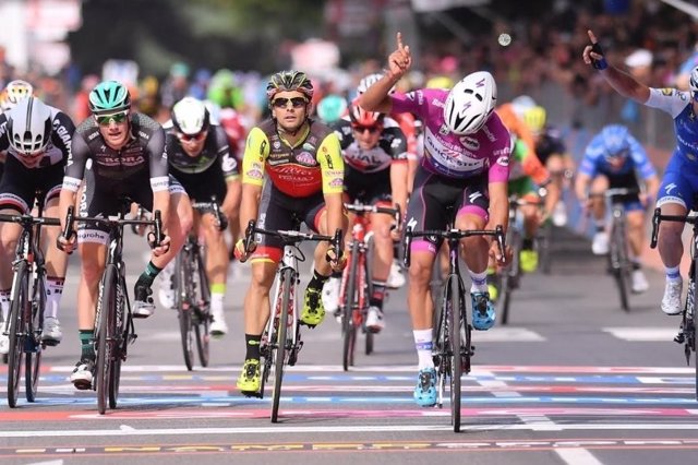 Fernando Gaviria gana en el Giro