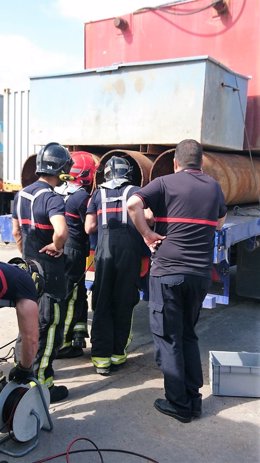 Bomberos actúan para sacar a una persona de un tubo de hierro en Melilla