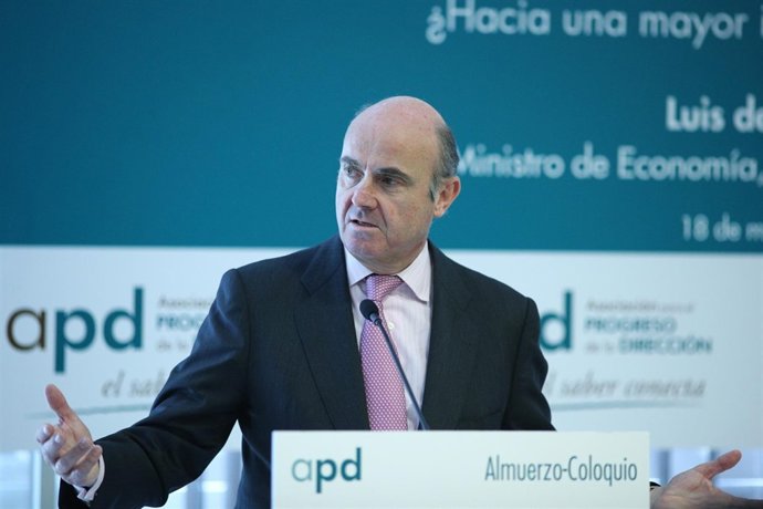 El ministro Luis de Guindos asiste a un almuerzo-coloquio