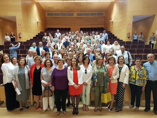 Esther Ruiz (centro) junto al personal jubilado