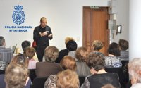 La Policía Nacional imparte charlas a personas mayores en Manacor para evitar que sean víctimas de delitos