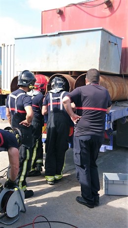 Bombers actuen per treure una persona d'un tub de ferro a Melilla