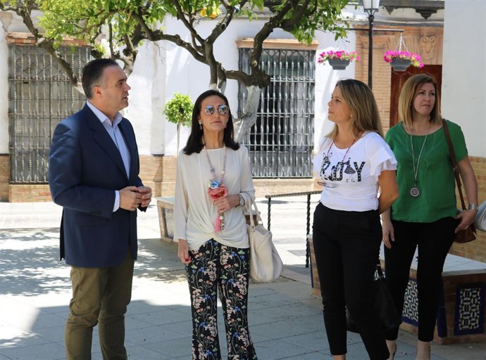 Asunción Grávalos visita La Palma del Condado. 
