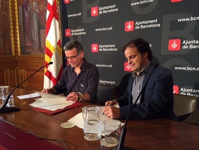 El tresorer de Stop Mare Mortum, C. Darder, i el tinent d'alcalde J. Asens