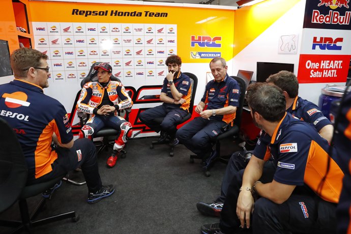 Marc Marquez amb l'equip