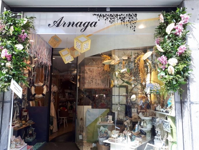 Comercio decorado con flores