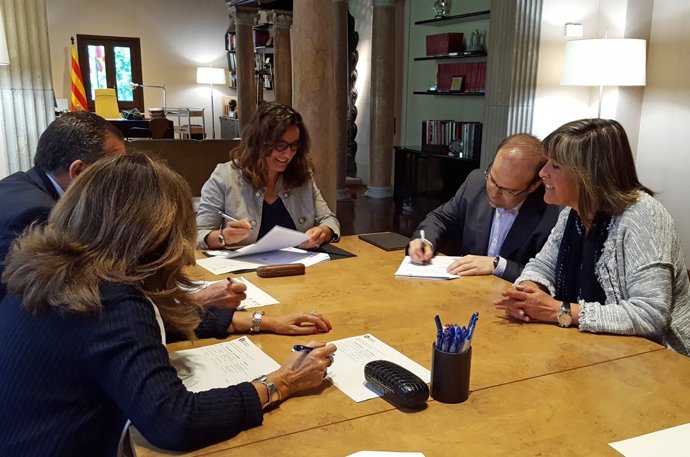Conesa firma créditos con cinco ayuntamientos