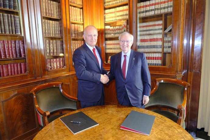 Luis Herrero (Banc Santander) i Miquel Valls (Consell de Cambres de Catalunya)