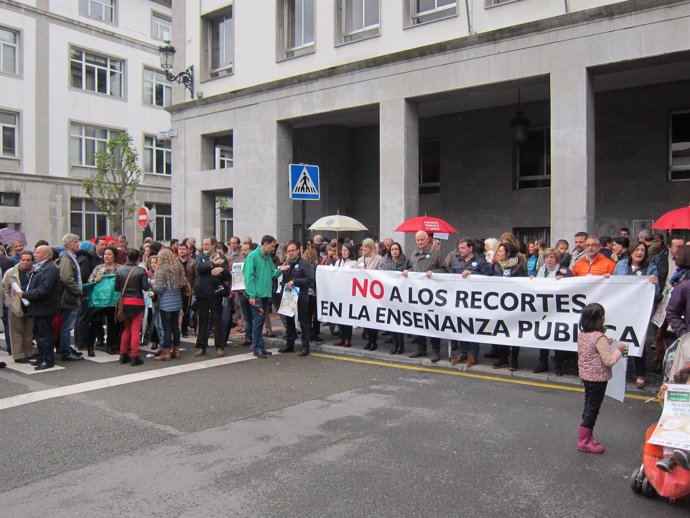 Concentración del profesorado de la escuela pública en Oviedo.