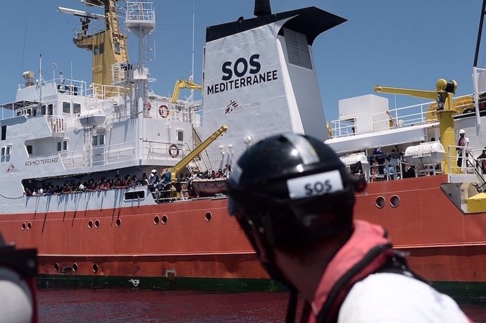 El buque operado por SOS Mediterranee con las personas rescatadas este jueves