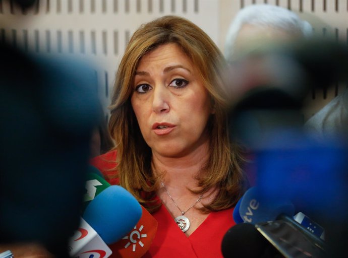 La presidenta de la Junta, Susana Díaz, atendiendo a los medios