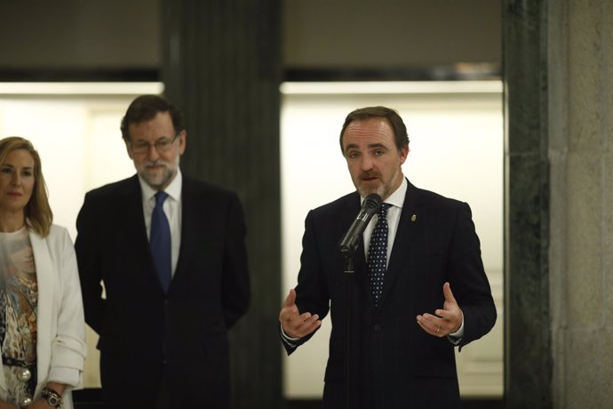 Rajoy firma en el Congreso un acuerdo con Javier Esparza sobre Presupuestos
