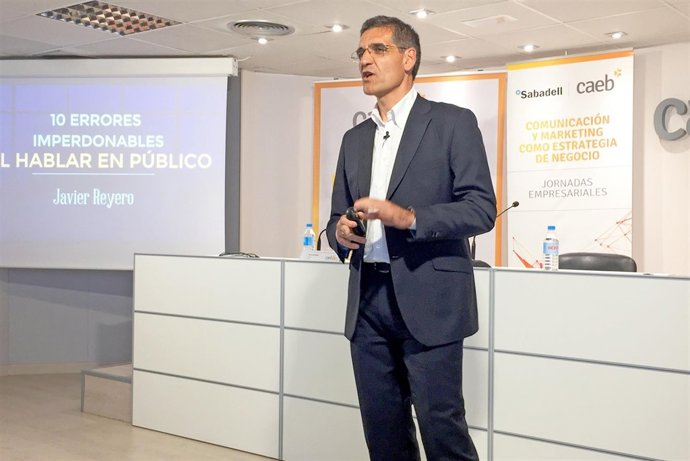El periodista Javier Reyero imparte una conferencia en la CAEB