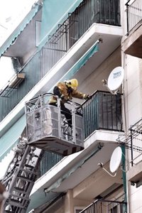Un incendio de gran virulencia calcina parte de un edificio en Sant Joan d'Alacant y obliga a desalojar el inmueble